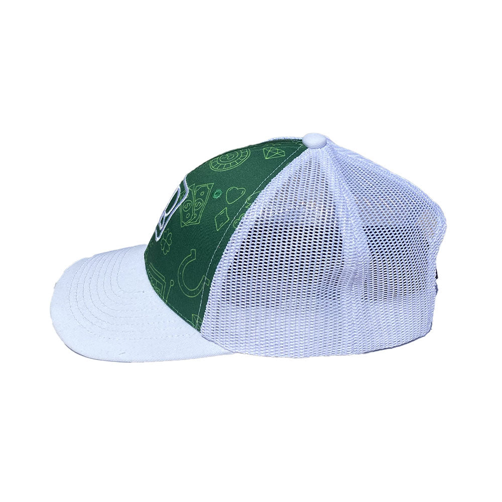 Hole Black Golf Casquette de golf Blanche posée sur une table de côté