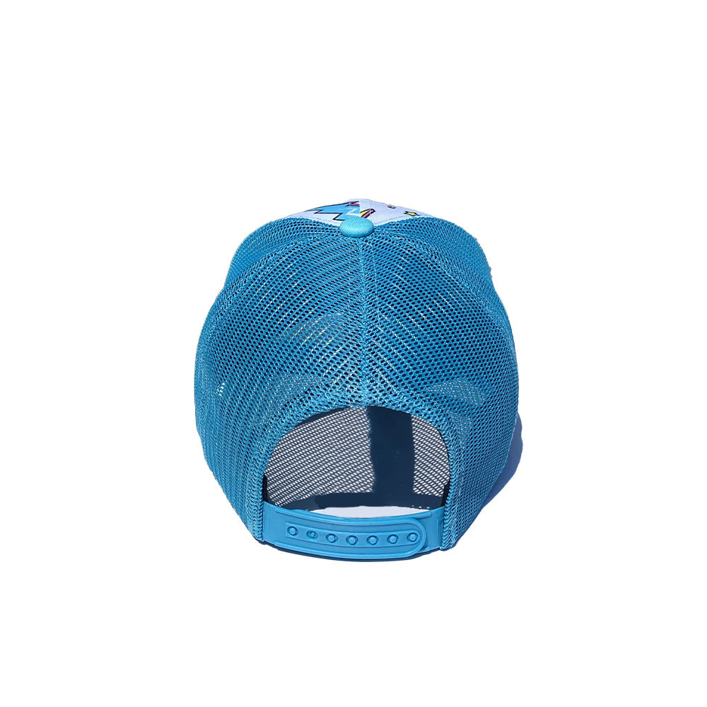 Hole Black Golf Casquette de golf Bleue ciel posée sur une table de dos