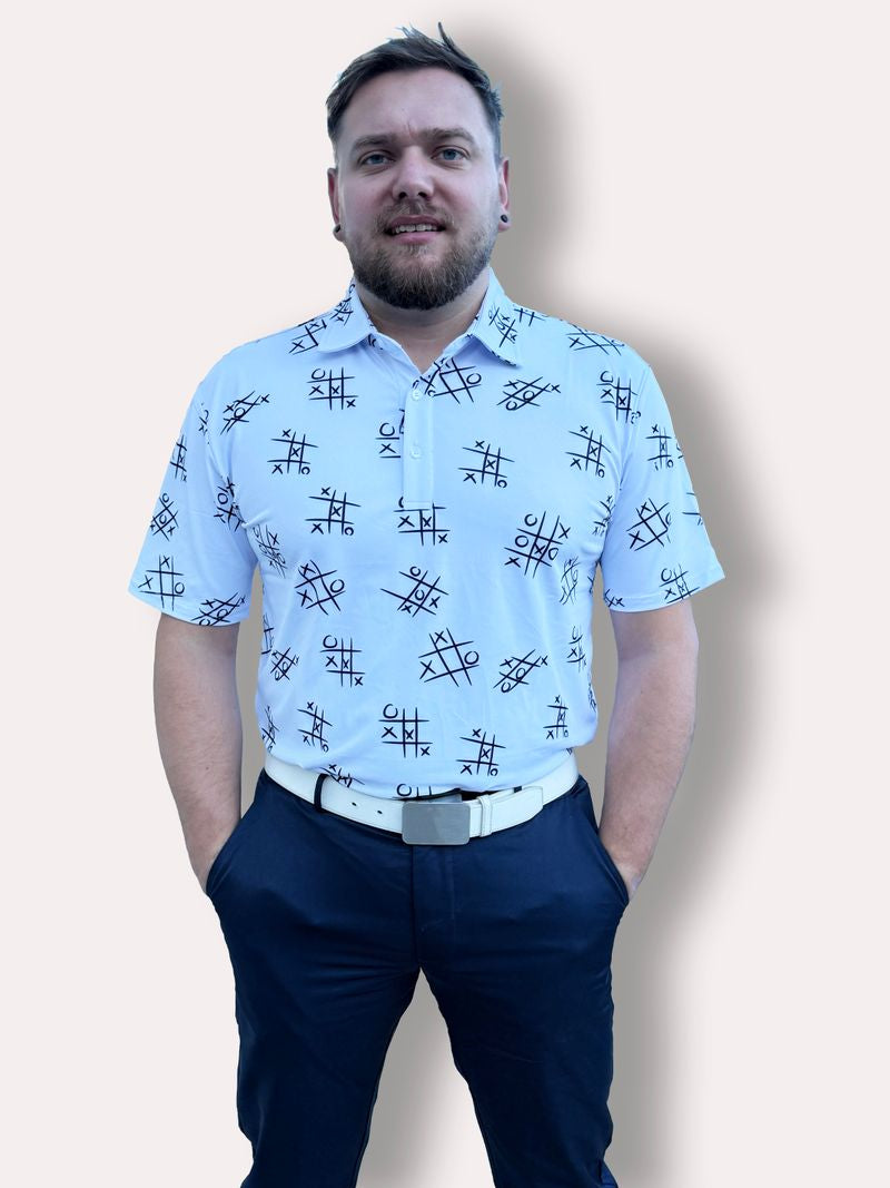 Mannequin portant un polo de golf blanc Hole Black imprimé morpions noir de face avec pantalon de golf