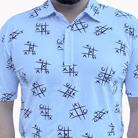 Mannequin portant un polo de golf blanc Hole Black imprimé morpion noir de face