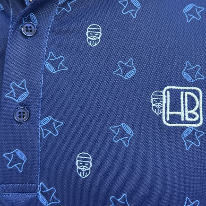 Mannequin portant un polo de golf bleu marine Hole Black imprimé Barbu Couronne zoom sur le logo et la matière