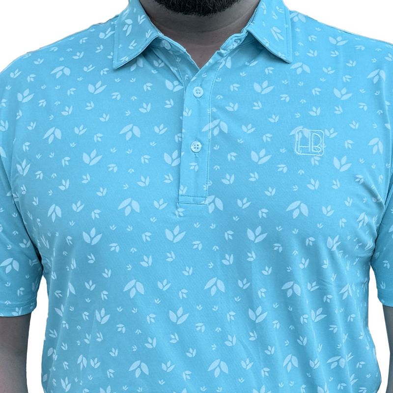 Mannequin portant un polo de golf bleu ciel Hole Black imprimé fleurs blanches aqua de face
