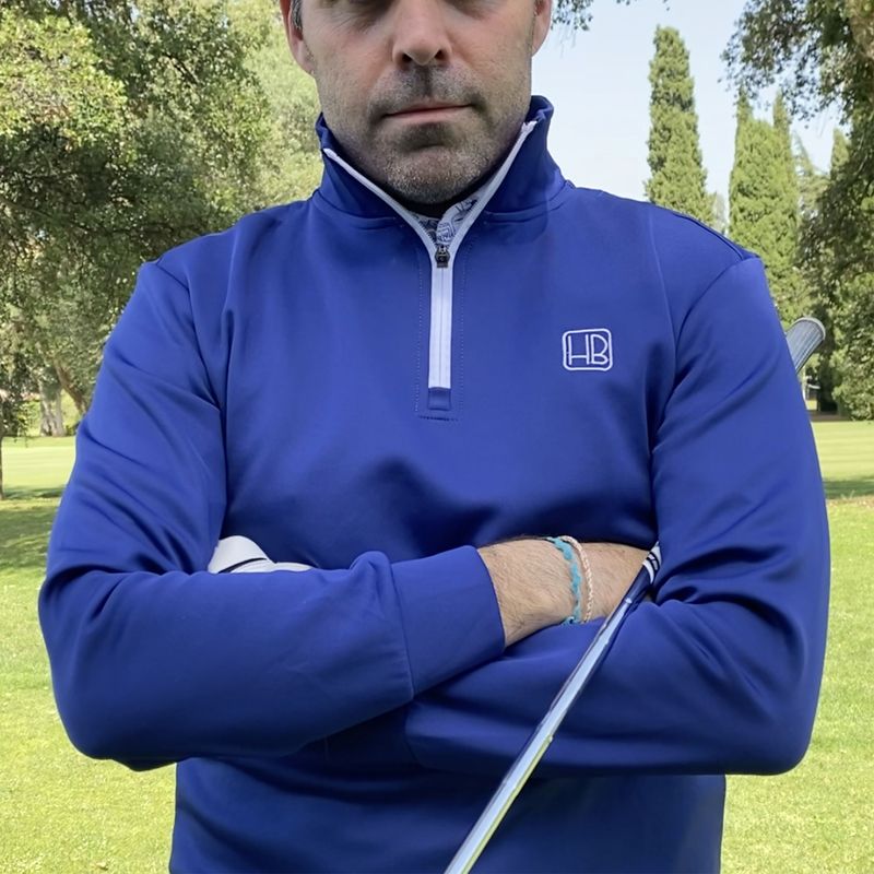 Hole Black Golf Pull de golf bleuporté par un mannequin de face