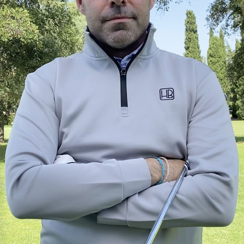 Hole Black Golf Pull de golf gris porté par un mannequin de face