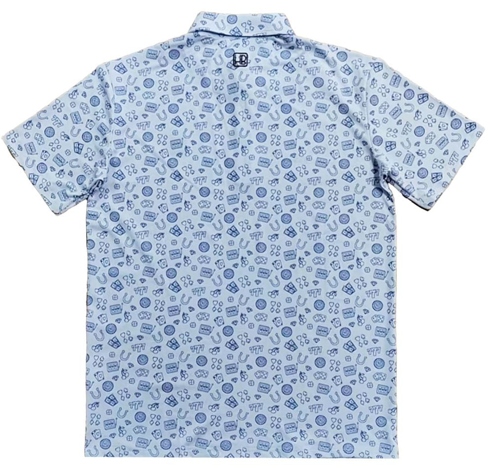 Polo de golf blanc posé sur une table de dos