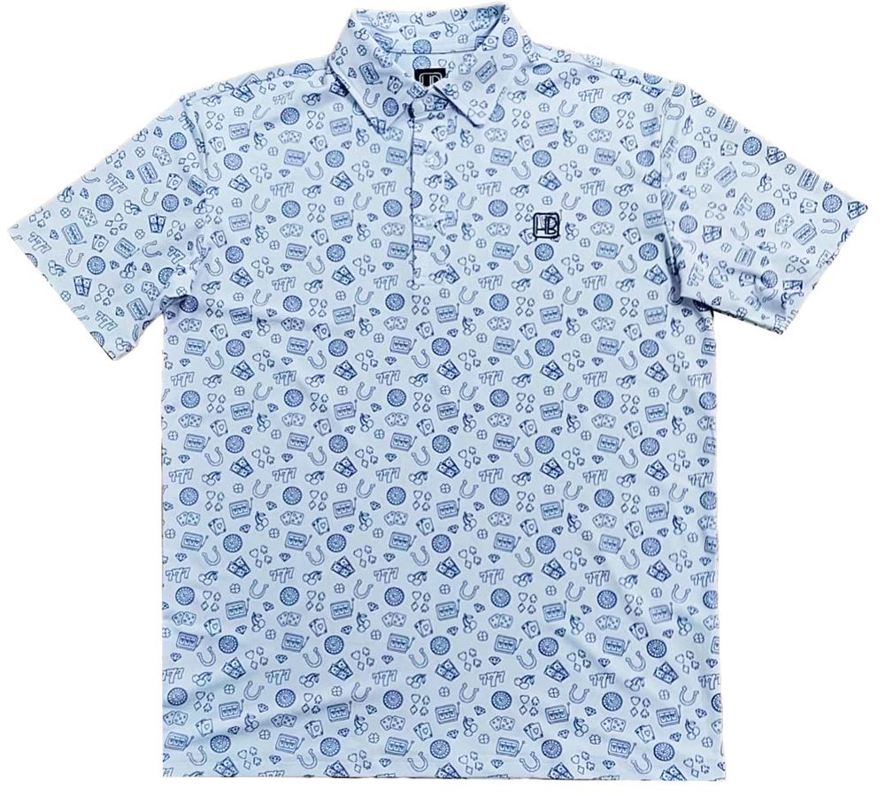 Polo de golf blanc posé sur une table de face