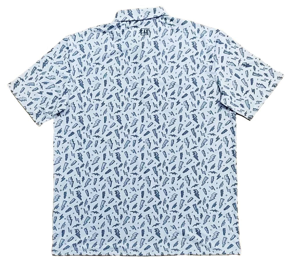 Polo de golf blanc posé sur une table de dos