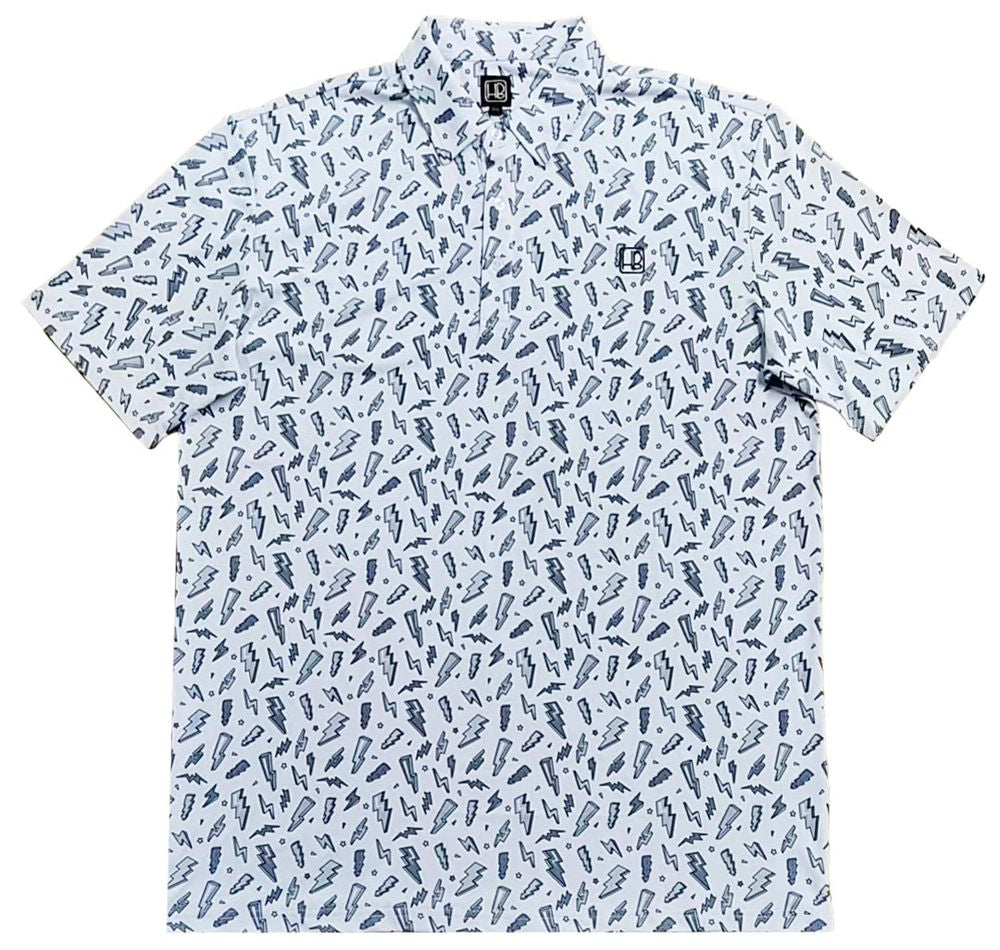 Polo de golf blanc posé sur une table de face