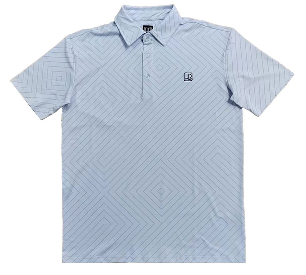 Polo de golf blanc posé sur une table de face