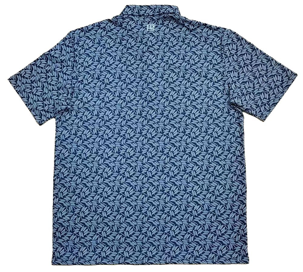 Hole Black Golf Polo de golf marine posé sur une table de dos