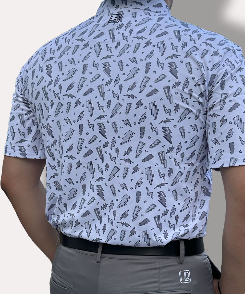 Hole Black Golf mannequin portant un pantalon de golf gris et un polo de golf blanc imprimé