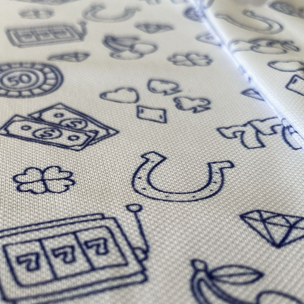 Hole Black Golf Zoom sur le polo de golf pique Casino Blanc Bleu