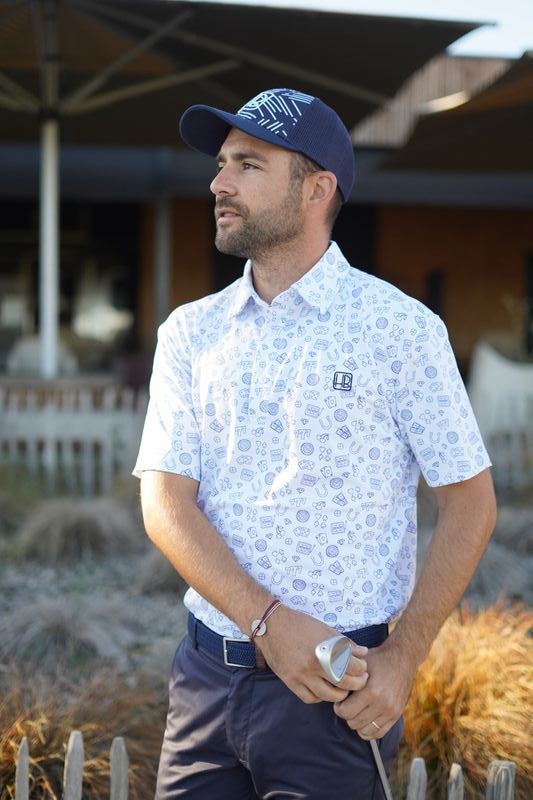 photo représentant un joueur de golf qui porte un polo de golf blanc casino hole black sur un parcours de golf