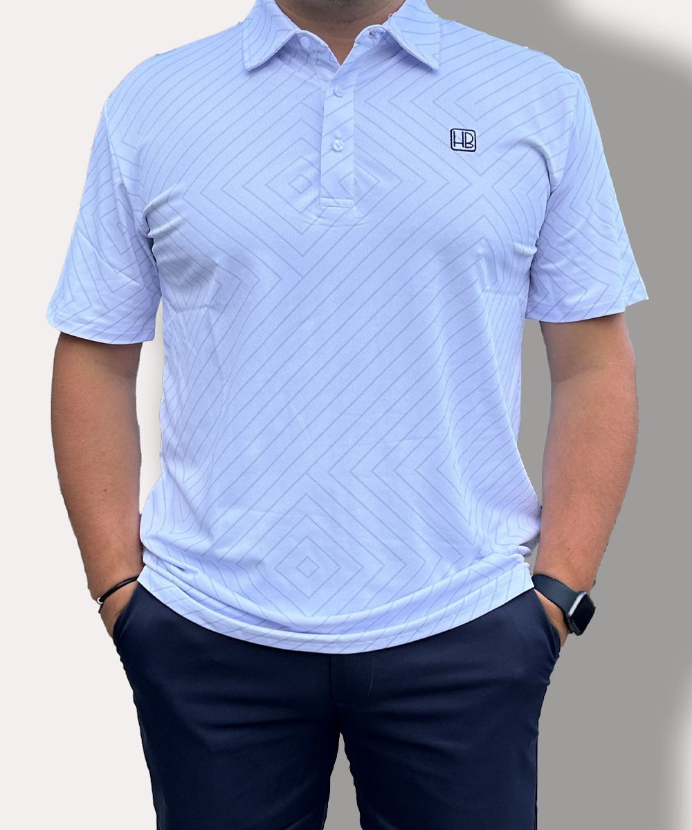 Hole Black Golf mannequin portant un polo de golf blanc imprimé et un pantalon de golf marine