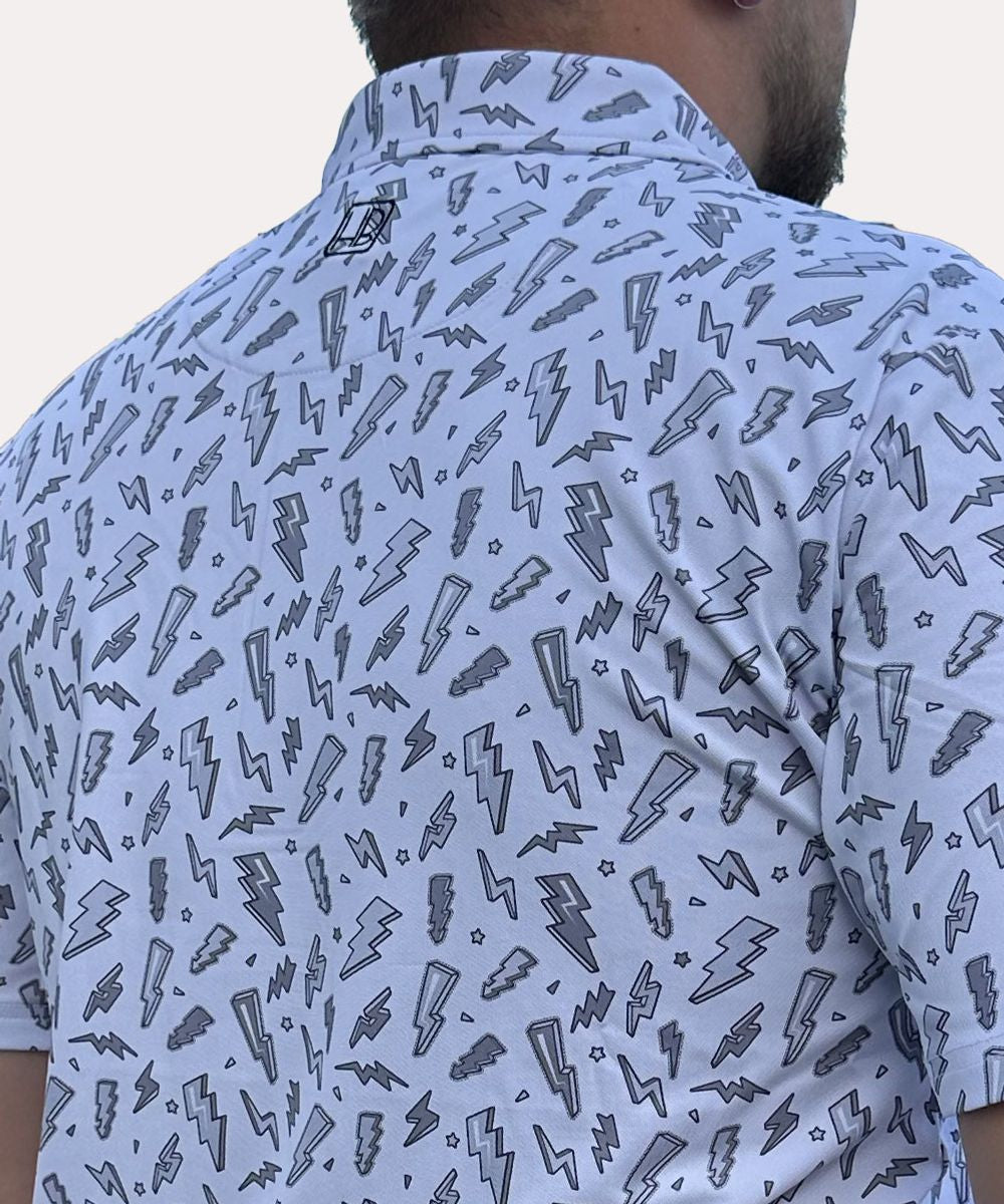 Hole Black Golf mannequin portant un polo de golf blanc imprimé éclair