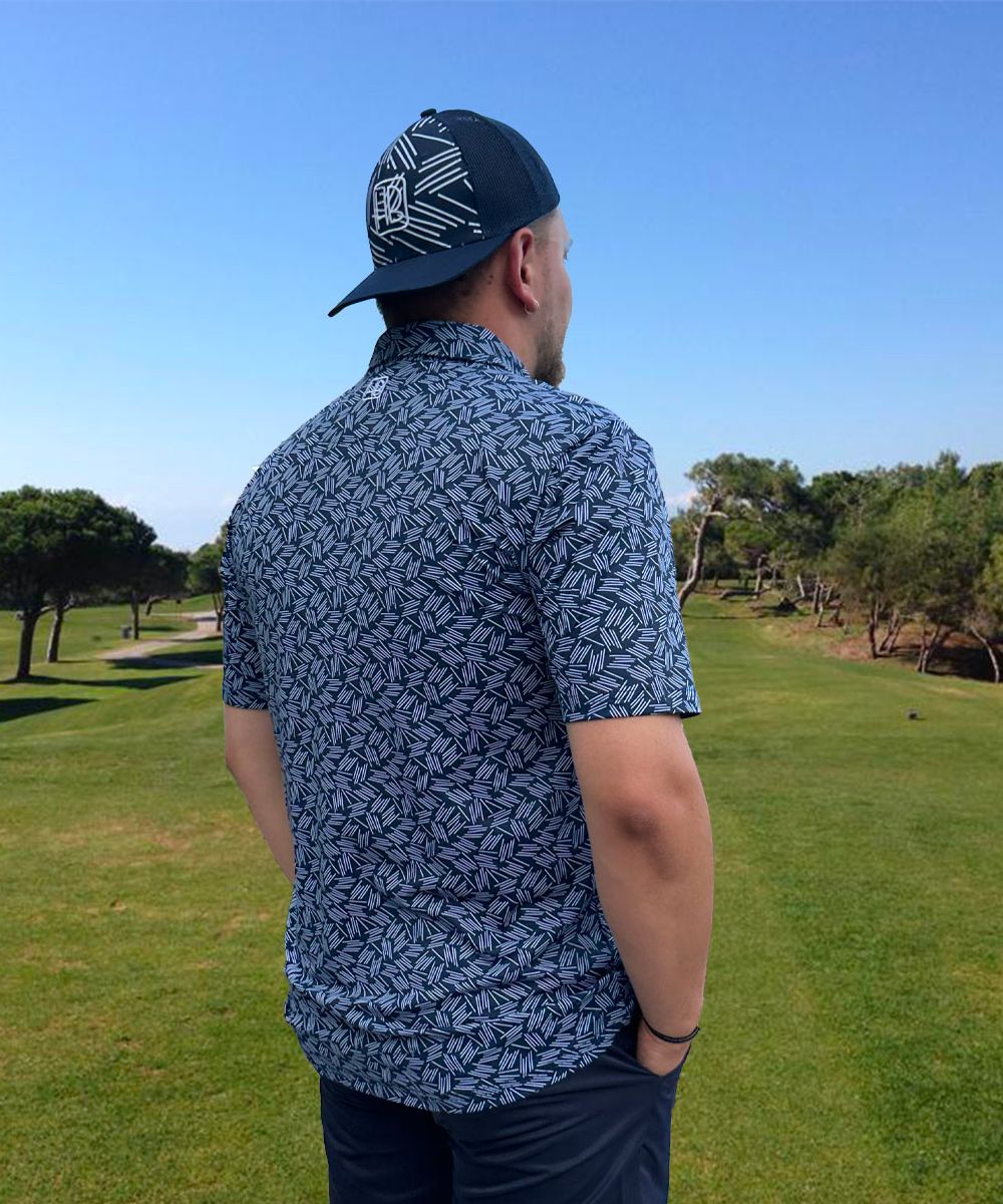 Hole Black Golf mannequin portant un pantalon de golf marine et un polo de golf bleu imprimé et une casquette bleue