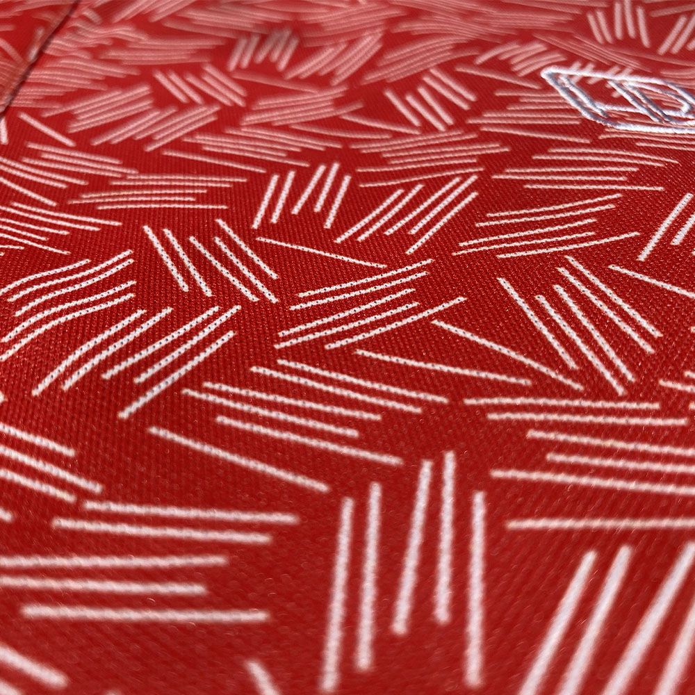 Hole Black Golf zoom sur le polo de golf imprimé rouge avec lignes