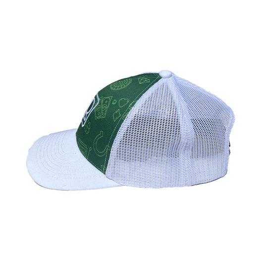 Hole Black Golf Casquette de golf Blanche posée sur une table de côté