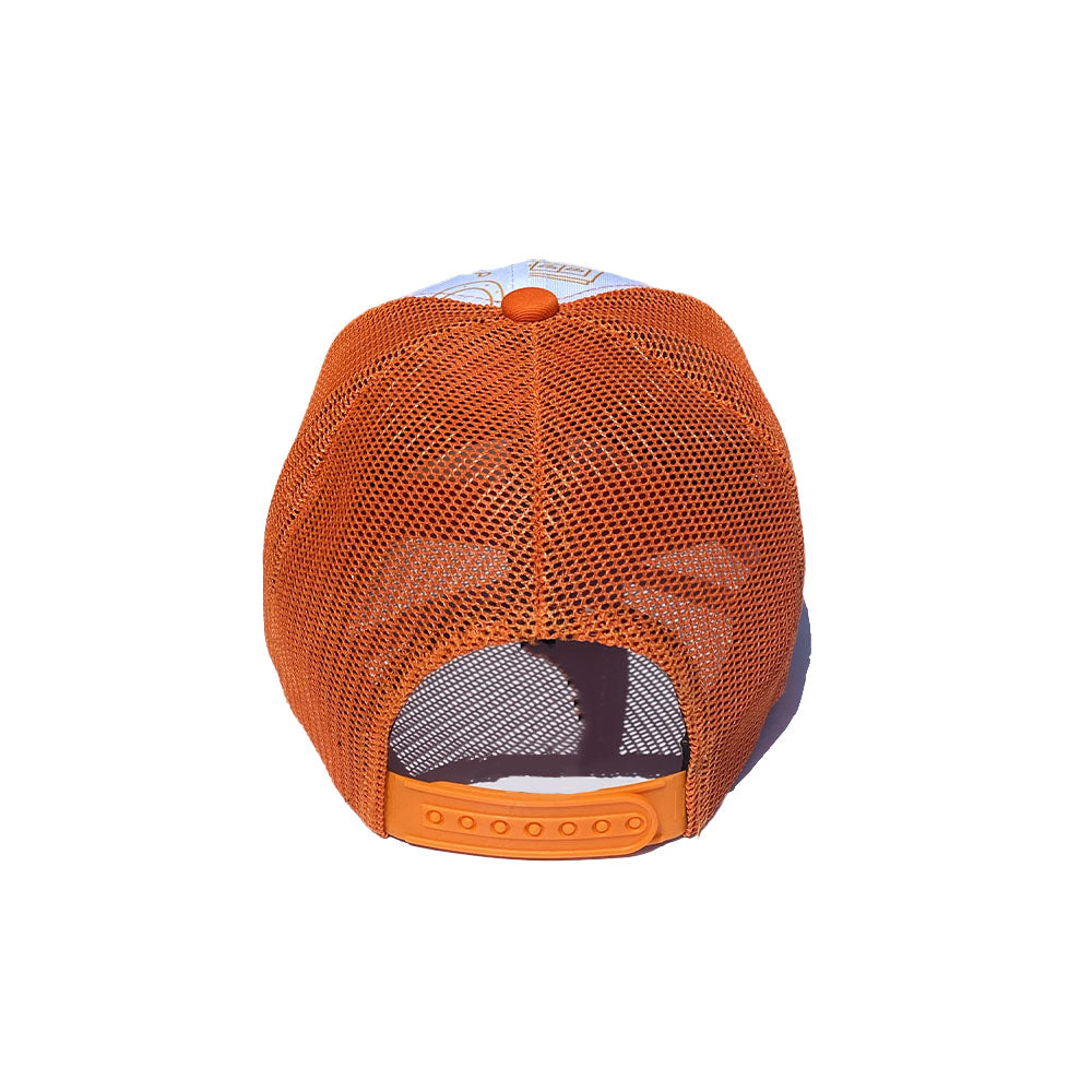 Hole Black Golf Casquette de golf Orange posée sur une table de dos
