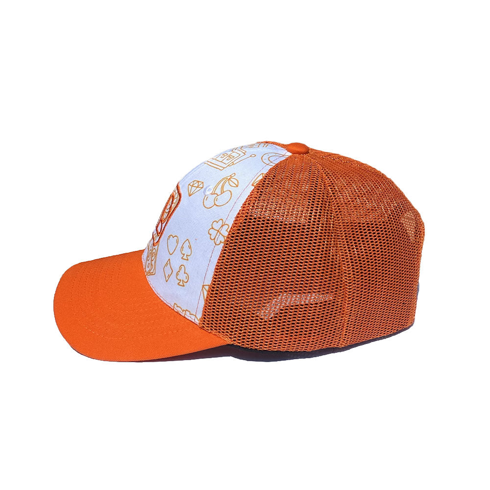 Hole Black Golf Casquette de golf Orange posée sur une table de côté