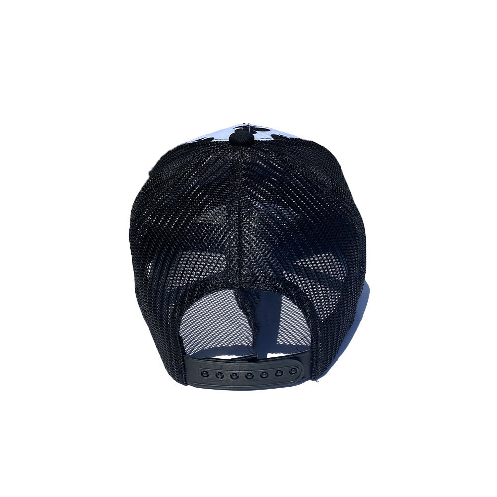 Hole Black Golf Casquette de golf Noire posée sur une table de dos