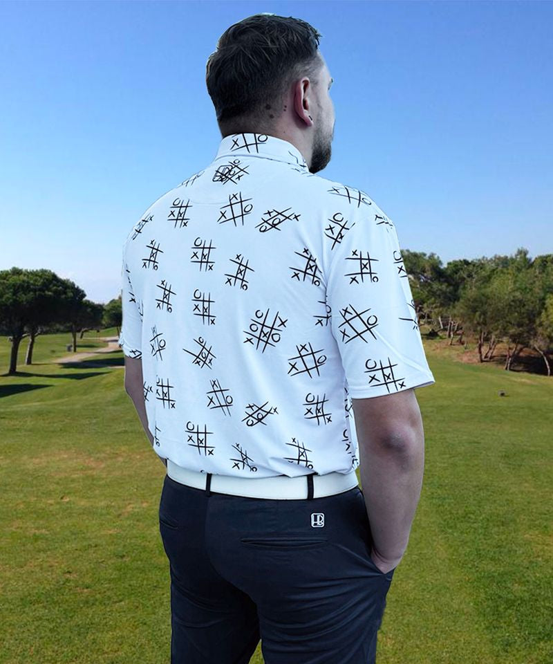 Mannequin portant un polo de golf blanc Hole Black imprimé morpions noir de dos sur un parcours de golf