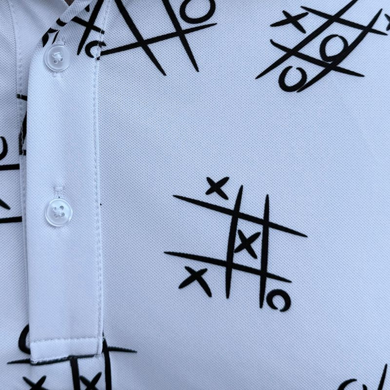 Mannequin portant un polo de golf blanc Hole Black imprimé morpion noir zoom sur le logo