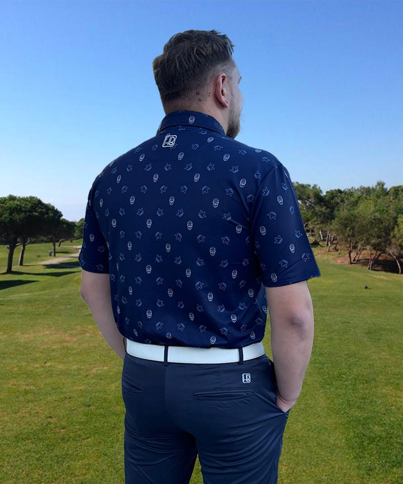 Mannequin portant un polo de golf bleu marine Hole Black imprimé Barbu Couronne de dos sur un golf