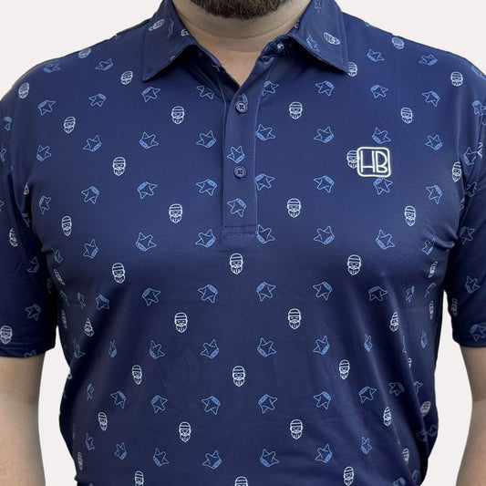 Mannequin portant un polo de golf bleu marine Hole Black imprimé Barbu Couronne de face
