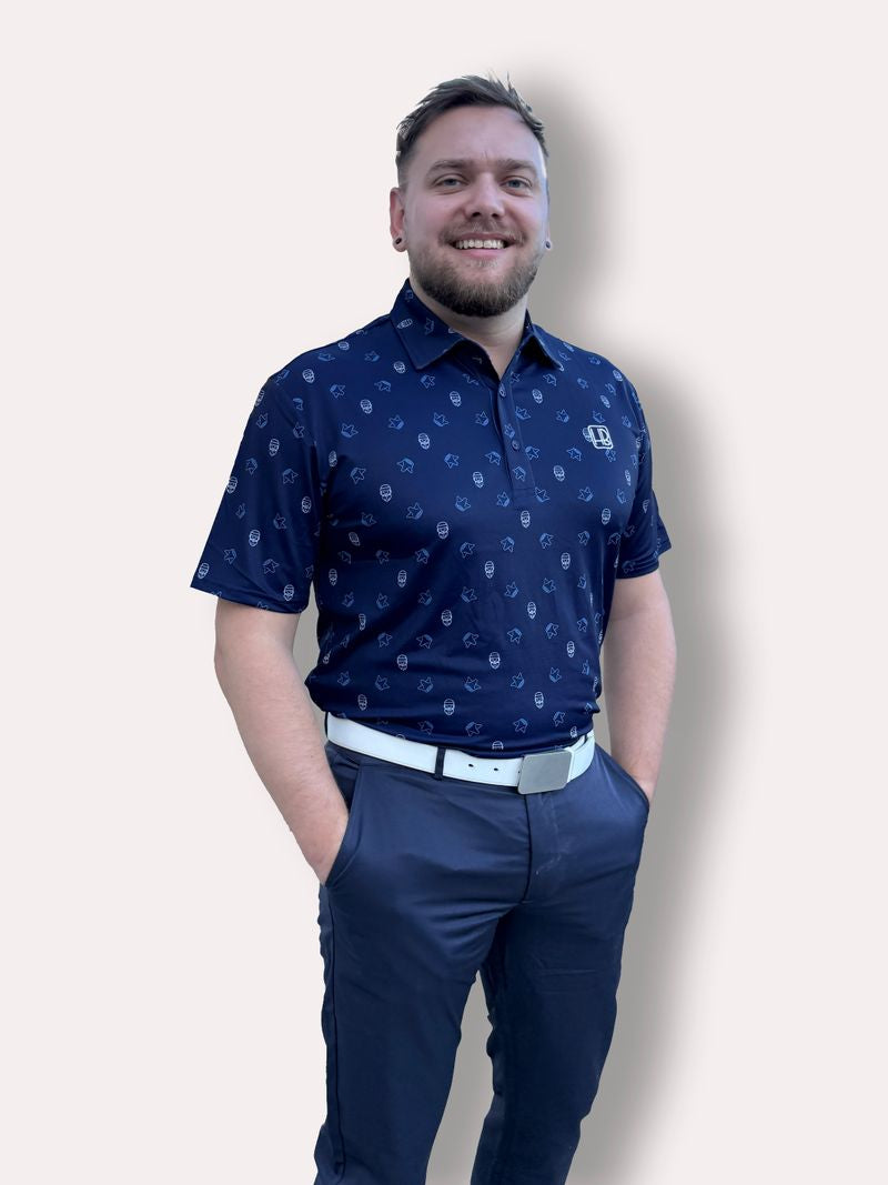 Mannequin portant un polo de golf bleu marine Hole Black imprimé Barbu Couronne de face avec pantalon de golf bleu