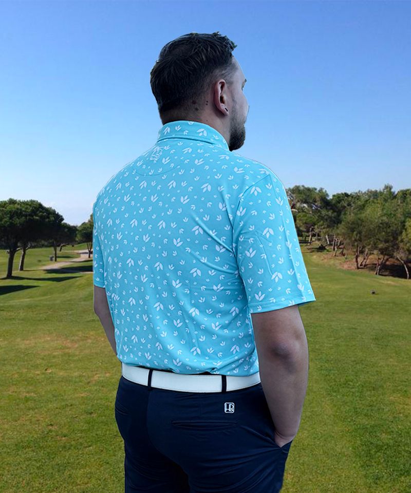Mannequin portant un polo de golf bleu ciel Hole Black imprimé fleurs blanches aqua de dos sur un golf