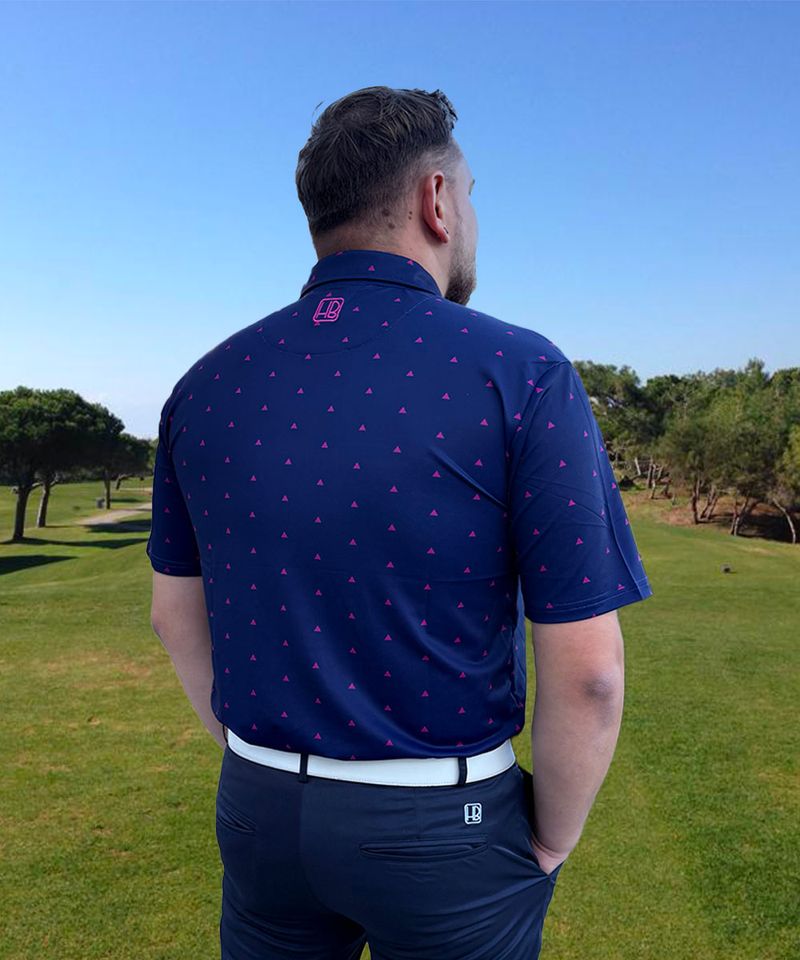 Mannequin portant un polo de golf bleu violet Hole Black imprimé triangles roses de dos sur un parcours de golf
