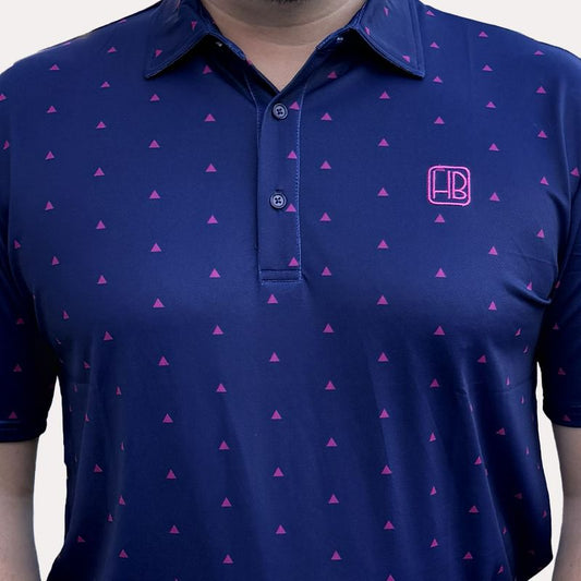 Mannequin portant un polo de golf bleu violet Hole Black imprimé triangles roses de face