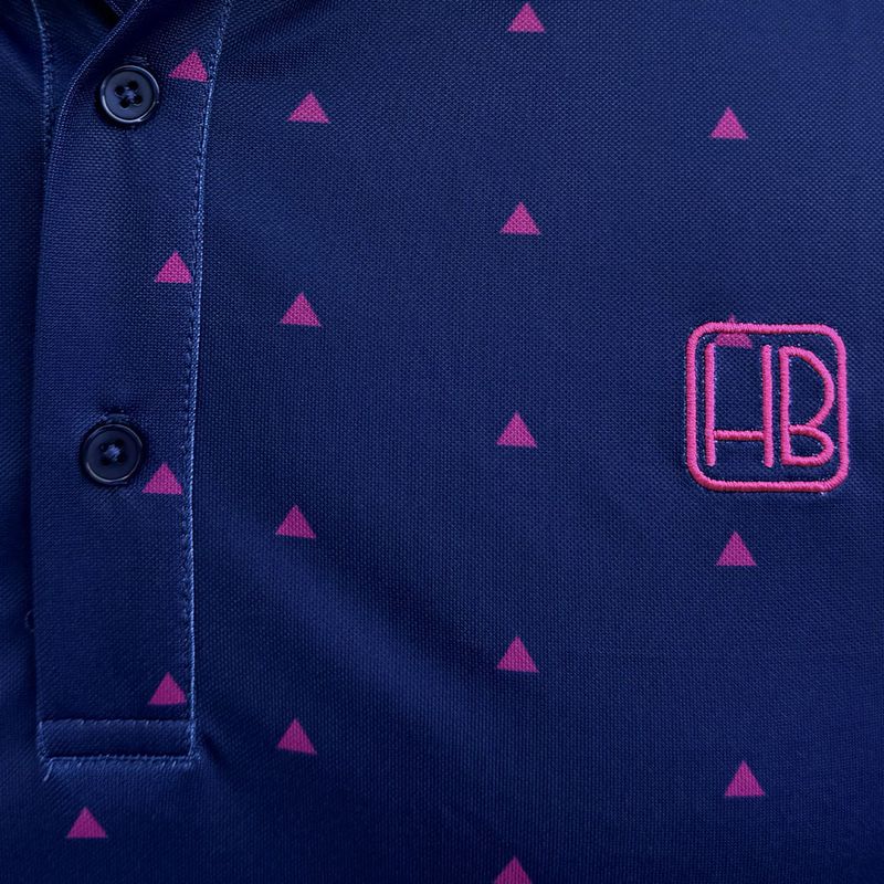 Mannequin portant un polo de golf bleu violet Hole Black imprimé triangles roses, zoom sur le logo