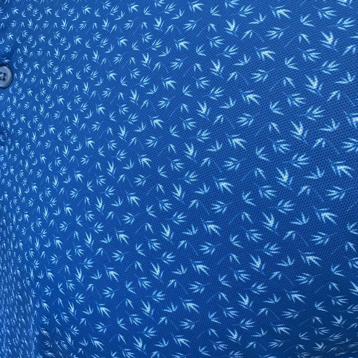 hole black golf polo bleu royal avec photo zoomée sur le tissu