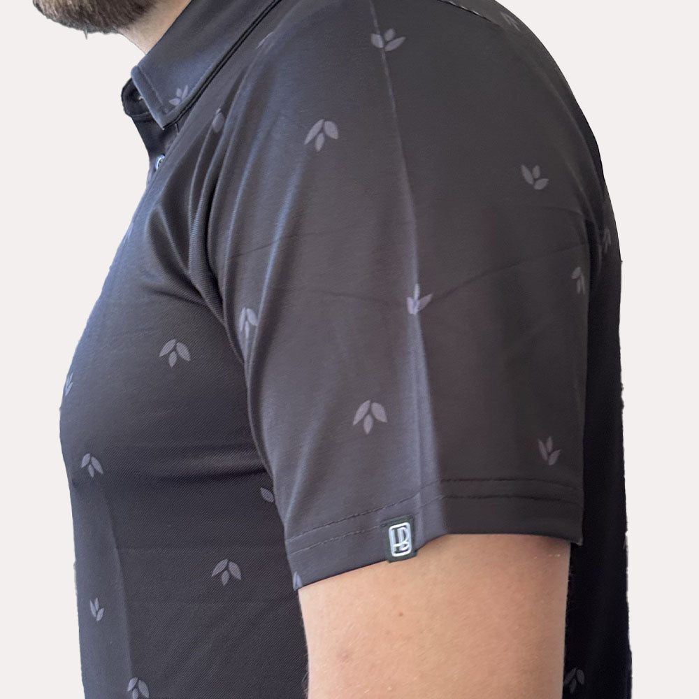 Polo de golf Hole Black été léger noir gris avec motif a fleurs vu de côté pour le logo