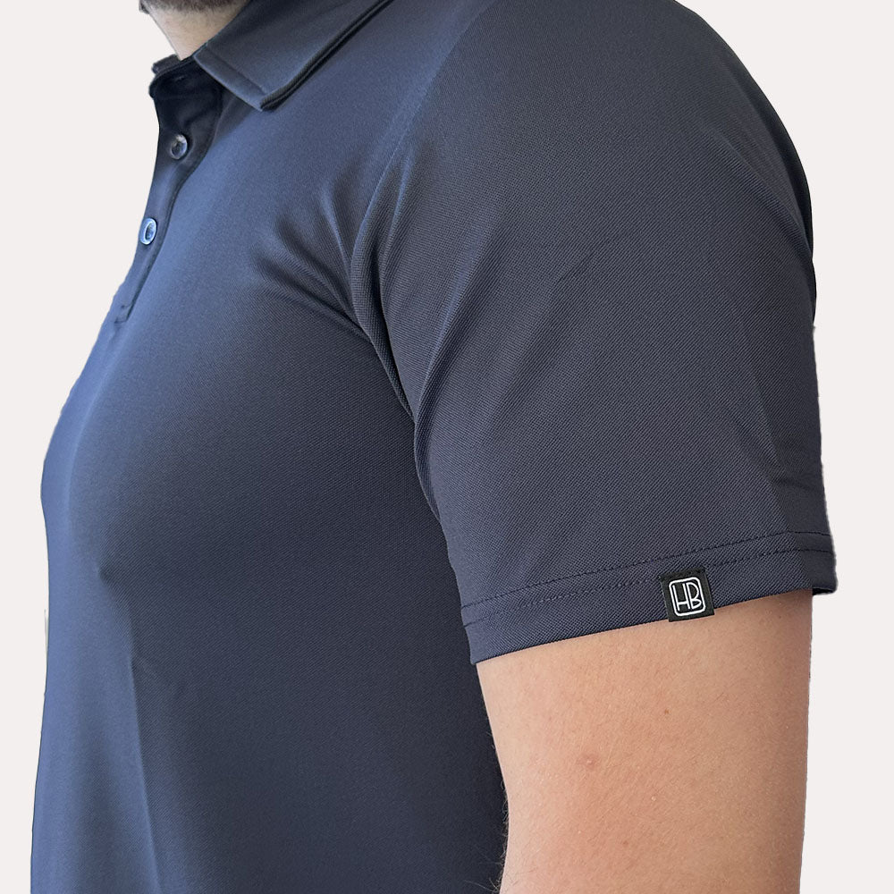 Polo de golf Hole Black été léger vu de coté avec la collerette sur la manche 