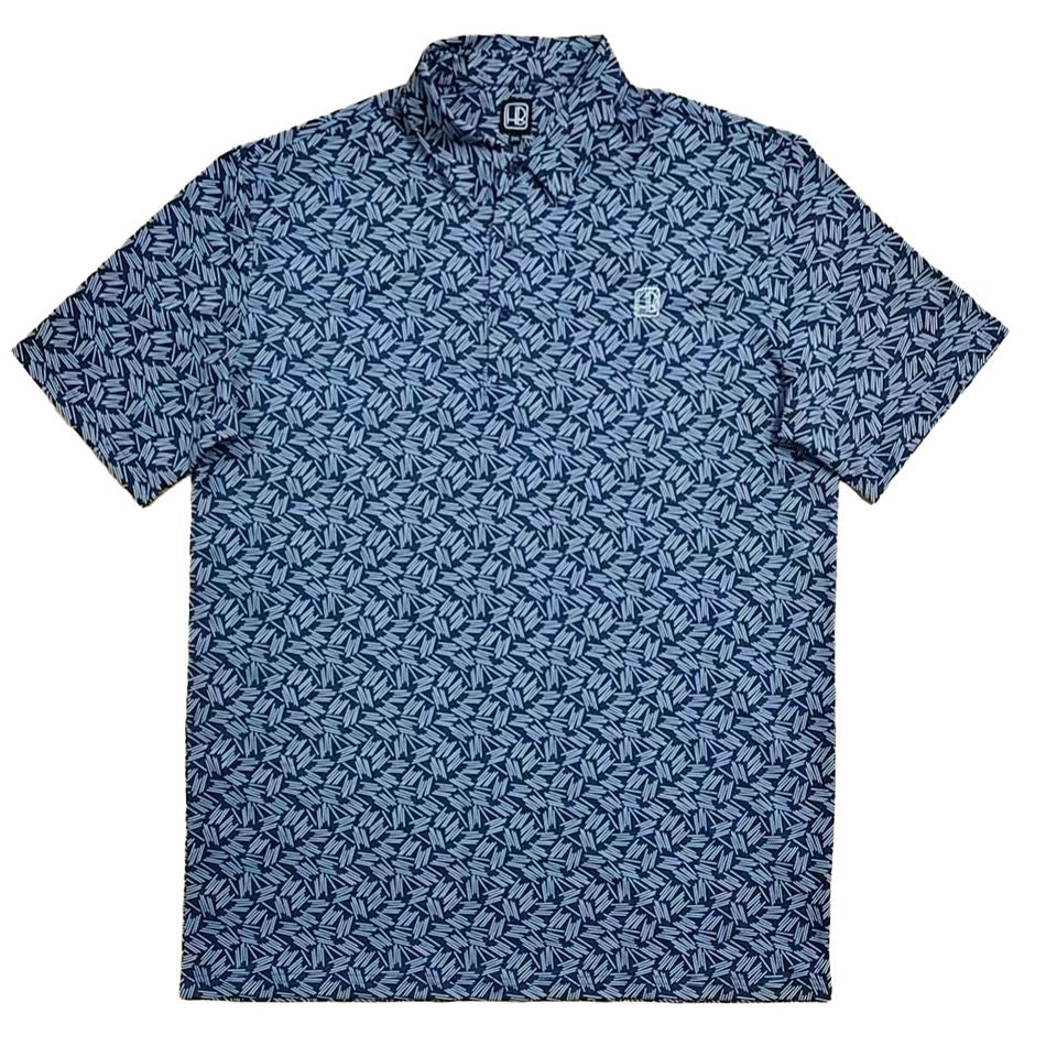 Hole Black Golf Polo de golf bleu posé sur une table de face