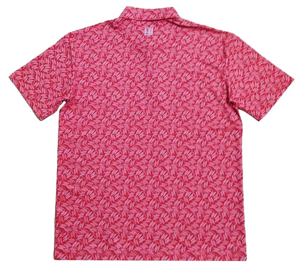 Hole Black Golf Polo de golf rouge posé sur une table de dos