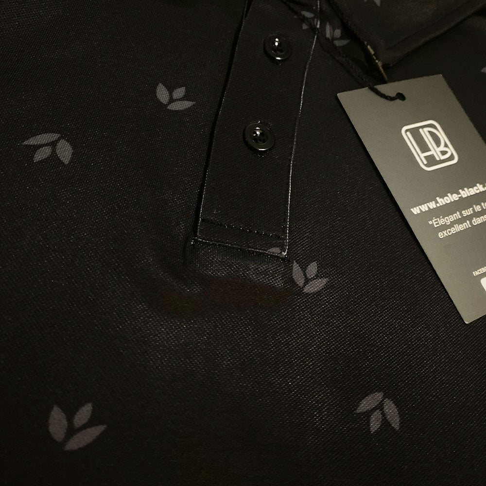 Polo de golf Hole Black été léger noir gris zoom sur le motif a fleurs et matière piquée