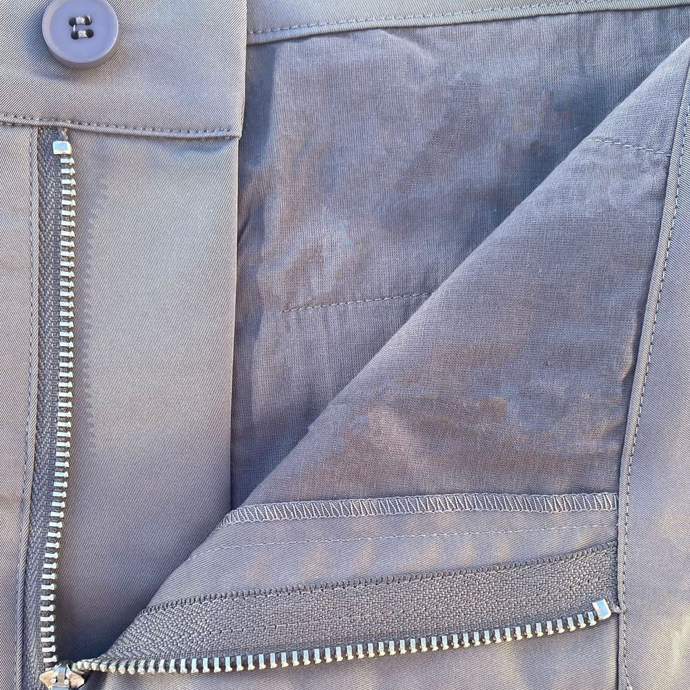 Hole Black Golf zoom sur la fermeture eclair robuste d'un pantalon et bermuda de golf gris