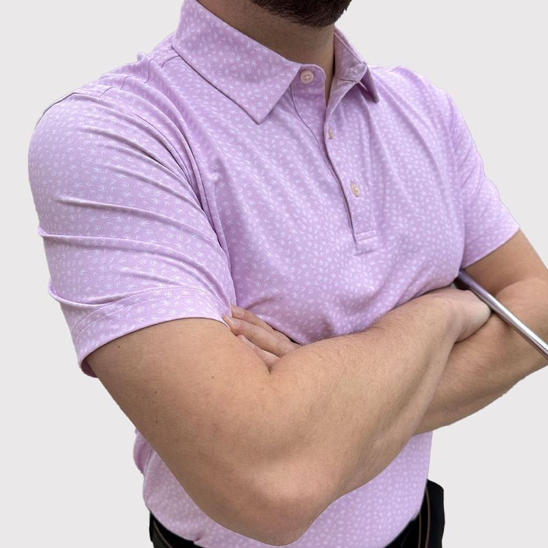Hole Black polo de golf homme rose porté par un mannequin 