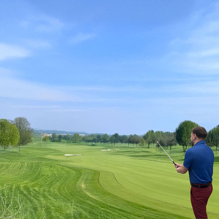 Hole Black polo de golf homme bleu vert motif avion en situation sur parcours de golf