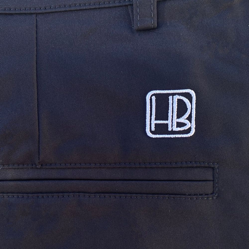 Hole Black Golf Zoom sur la poche arrière d'un pantalon et bermuda de golf marine pour fine couture