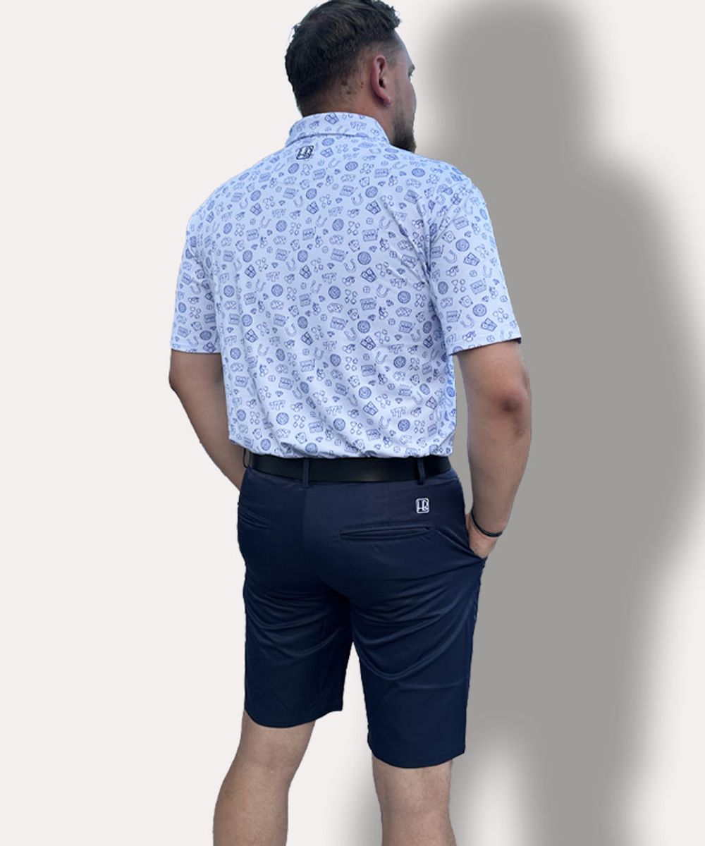 Hole Black Golf mannequin portant un polo de golf blanc imprimé, un bermuda de golf marine