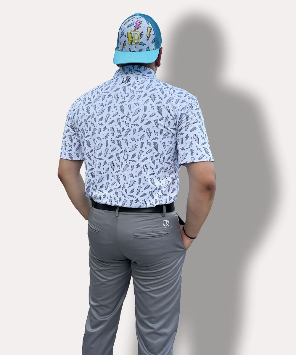 Hole Black Golf mannequin portant un polo de golf blanc imprimé, un pantalon de golf gris et une casquette bleue ciel éclair 