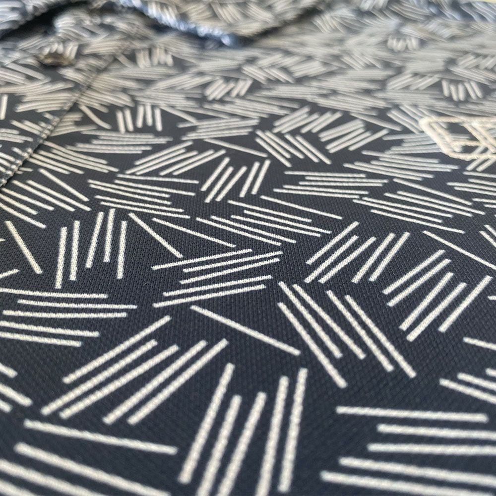 Hole Black Golf zoom sur le polo de golf piqué imprimé bleu avec lignes 