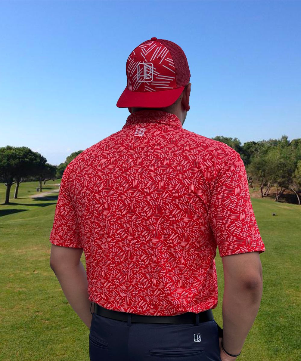 Hole Black Golf mannequin portant un pantalon de golf marine et un polo de golf rouge imprimé