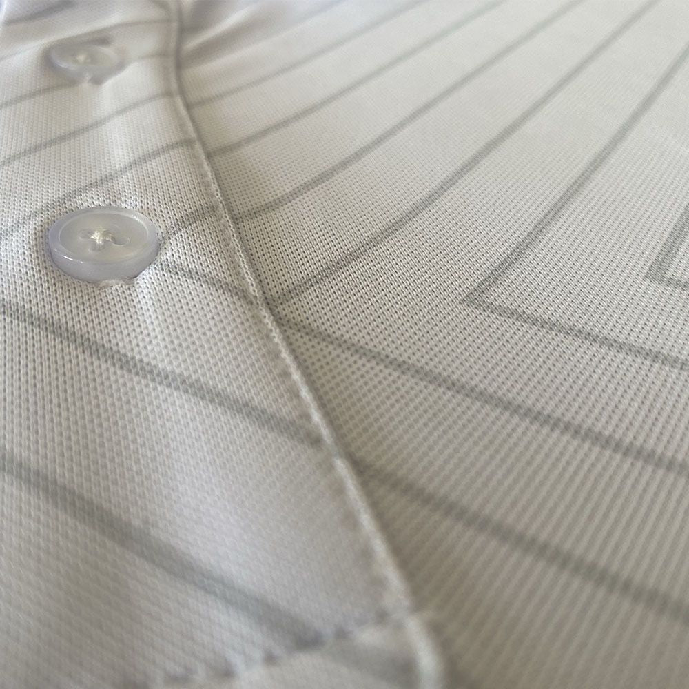 Hole Black Golf zoom sur le polo de golf pique blanc imprimé