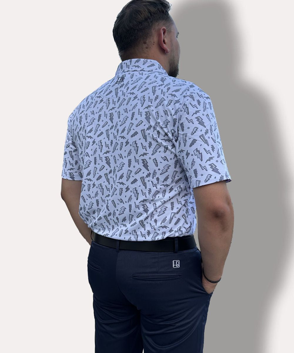 Hole Black Golf mannequin portant un pantalon de golf marine et un polo de golf blanc imprimé